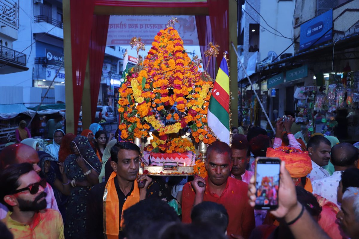 kiransnm's tweet photo. श्री बाबा रामदेव जी के प्राकट्य दिवस (भादवा बीज) के अवसर पर रेगर मोहल्ला (केलवा) में आयोजित शोभायात्रा में उपस्थित होने का सौभाग्य प्राप्त हुआ एवं सभी को शुभकामनाएँ प्रेषित की।
#jaibabari #JaiBabaRamdev #rajsamand #Rajasthan https://t.co/TWjS3axL4l
