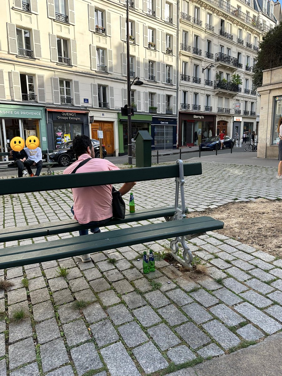 EricKLein_'s tweet photo. Il faut reconnaître un talent à #AnneHidalgo : sa capacité à tout transformer en ZAD, comme ici la place de la rue Vavin, dans un état absolument lamentable. https://t.co/M6yYdLjgUH