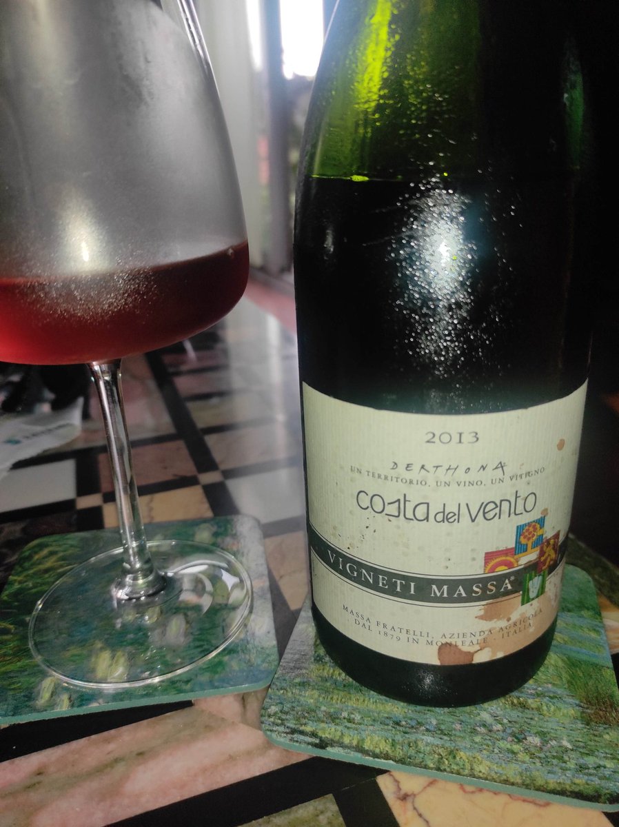 pg311066's tweet photo. #CostadelVento 2013, vino uscito un paio d'anni dopo l'annata 2015 (vado a memoria), lungo affinamento sui lieviti, colore molto carico, zero ossidazione, che dire, #Timorasso anomalo ma mi garba #WalterMassa https://t.co/cocDqrSGUP