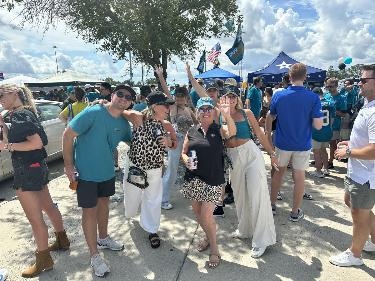 FCNsports's tweet photo. Teal OUT at the @jaguars home opener. 

The #Jaguars taking on the @Chiefs!!

Sports Director Chris Porter will keep you posted on the action here all game long. #teamsideline https://t.co/9PZD4TL68F