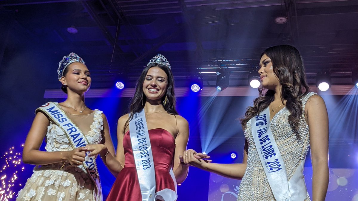 Et la gagnante de Miss Centre-Val de Loire 2023 est... Emmy Gisclon (numéro 7). 22 ans, native de Chambray-les-Tours (Indre-et-Loire), elle est directrice en direction artistique. Ses deux dauphines sont Axelle Robin, de Vendôme et Enola Fabry, de Pierres <a href="/BeaudoinVb/">Valerie Beaudoin</a> m