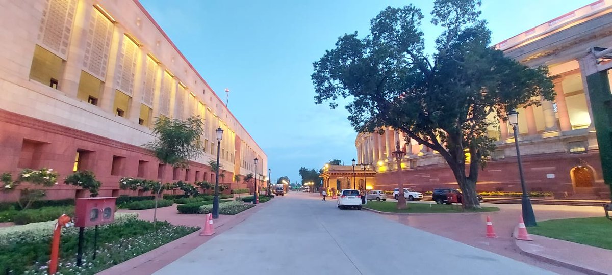 रोशनी में जगमगाता संसद भवन में 18 सितम्बर से शुरू हो रहे #SpecialSession के लिए तैयार है। 

विशेष सत्र के पहले दिन संविधान सभा से शुरू हुई संसदीय यात्रा की उपलब्धियों और अनुभवों पर चर्चा होगी। 

सत्र के दूसरे दिन विशेष आयोजन में #NewParliamentBuilding  में प्रवेश होगा।