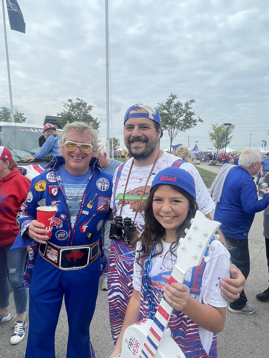 SLAMalba's tweet image. Met a celebrity @billselvis #GoBills