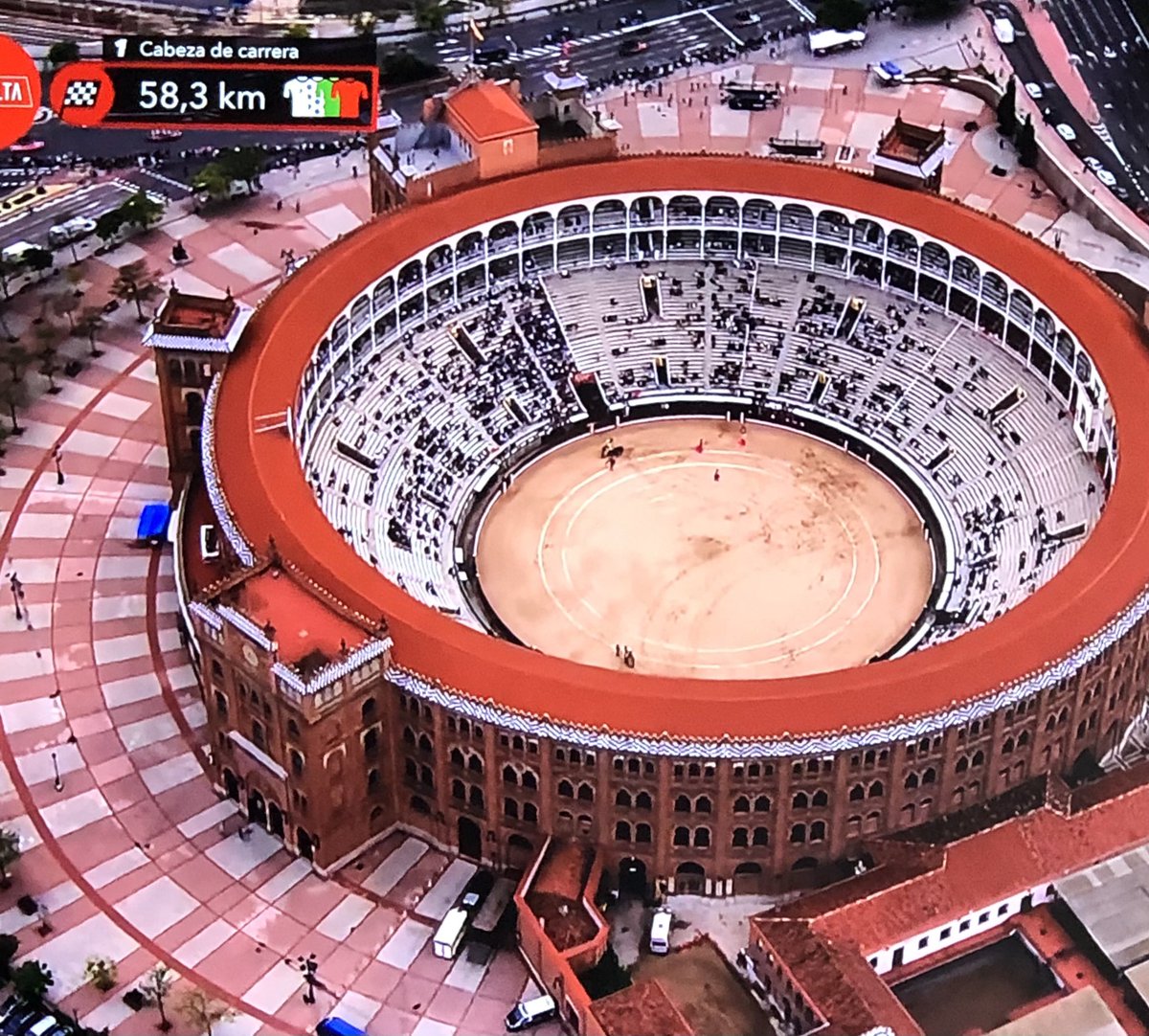 Alberto_Gayo's tweet photo. Ponen en #LaVuelta23 una imagen aérea de la plaza de toros de Las Ventas y hay más espectadores en nuestras partidas de petanca. https://t.co/TPsJ98h6ee