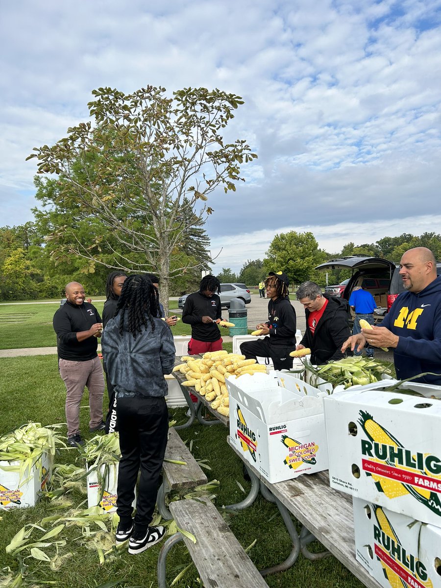 venessa_zv's tweet photo. 2nd annual Tour De Livonia! What an awesome race followed by the corn roast!! Feel lucky to be apart of such a great community 🌽 🚴 https://t.co/qcESwjex2W