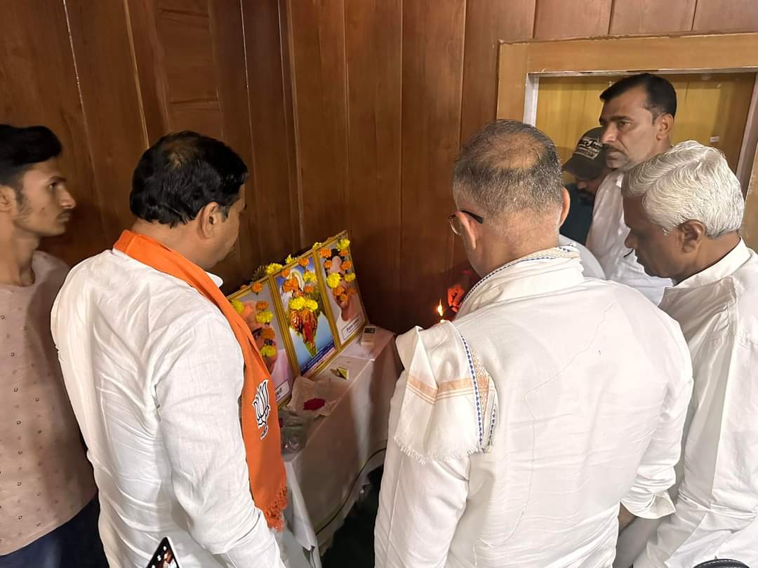 DrPatelGhasiram's tweet photo. राजनगर विधानसभा में चुनाव प्रबंध समिति की औपचारिक बैठक में करनाल लोकसभा सांसद एवम सागर संभाग चुनाव प्रभारी आदरणीय श्री संजय भाटिया जी के साथ बैठक में सम्मिलित हुआ। आगामी विधानसभा चुनाव में भारी बहुमत से जीतकर मध्यप्रदेश की विकास यात्रा को अनवरत जारी रखने का सभी ने संकल्प लिया। https://t.co/YGxd8qqU1z