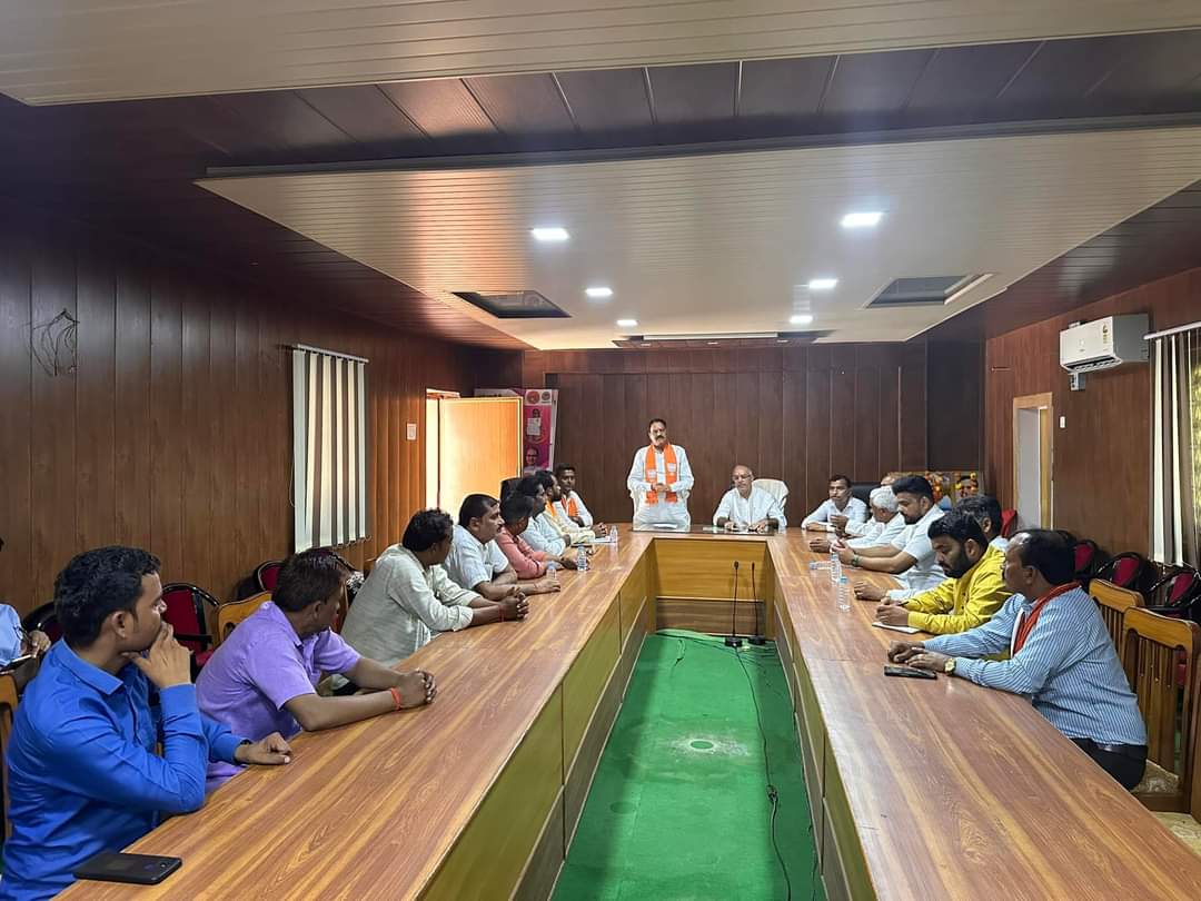 DrPatelGhasiram's tweet photo. राजनगर विधानसभा में चुनाव प्रबंध समिति की औपचारिक बैठक में करनाल लोकसभा सांसद एवम सागर संभाग चुनाव प्रभारी आदरणीय श्री संजय भाटिया जी के साथ बैठक में सम्मिलित हुआ। आगामी विधानसभा चुनाव में भारी बहुमत से जीतकर मध्यप्रदेश की विकास यात्रा को अनवरत जारी रखने का सभी ने संकल्प लिया। https://t.co/YGxd8qqU1z