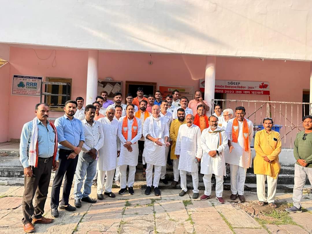 DrPatelGhasiram's tweet photo. राजनगर विधानसभा में चुनाव प्रबंध समिति की औपचारिक बैठक में करनाल लोकसभा सांसद एवम सागर संभाग चुनाव प्रभारी आदरणीय श्री संजय भाटिया जी के साथ बैठक में सम्मिलित हुआ। आगामी विधानसभा चुनाव में भारी बहुमत से जीतकर मध्यप्रदेश की विकास यात्रा को अनवरत जारी रखने का सभी ने संकल्प लिया। https://t.co/YGxd8qqU1z