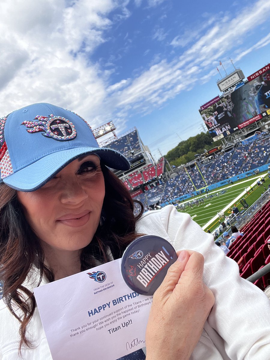 iamzapgirl's tweet image. When it’s the Home Opener  at @NissanStadium &amp;amp; the @Titans remember your birthday 💙

#TitanUp #LACvsTEN