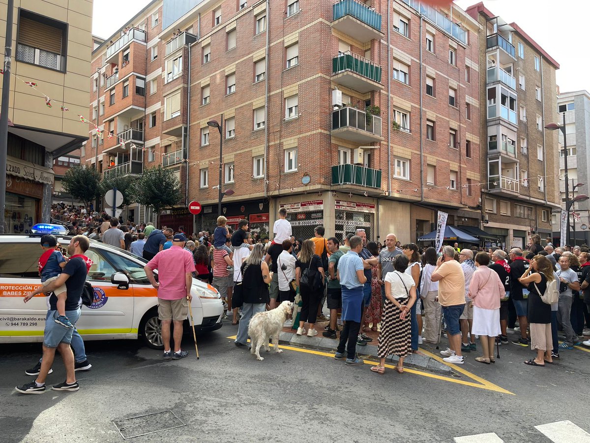 BarakaldoPcivil's tweet photo. Hoy @BarakaldoPcivil ha estado en fiestas de Rontegi cubriendo la VIII bajada de goitiberas 
Arrontegiko Goitibera Jaitsiera 
#prevencion 
#rontegi 
#barakaldo
. https://t.co/DIGd77cFMT