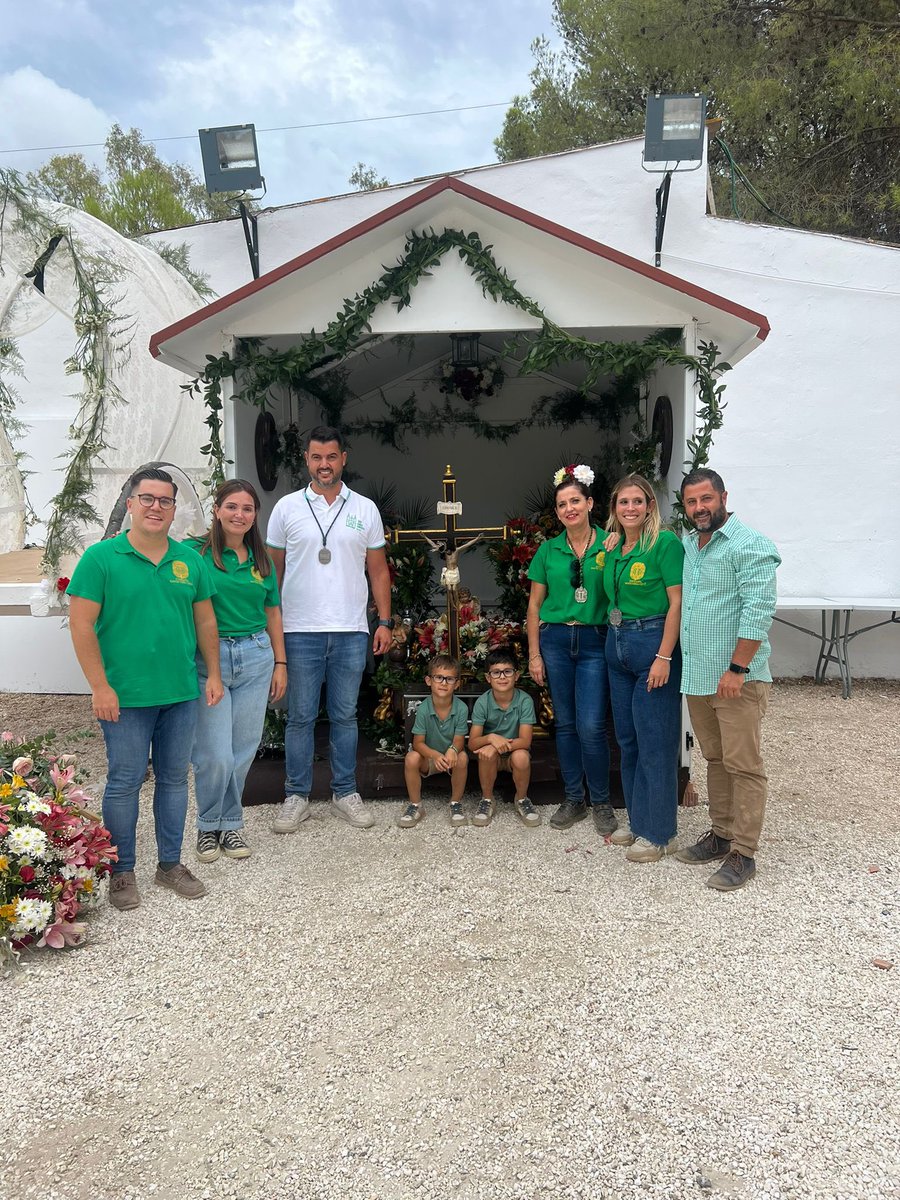 Santa_VeraCruz's tweet photo. Nuestra cofradía consigue ser el primer premio en el concurso de carrozas de la romería de Alhaurín el Grande. El Cristo de la Agonía regresa a su ermita acompañado de hermanos y hermanas de arriba.

#VeracruzALH #CofradíasMLG https://t.co/VVwLTd9Ijv