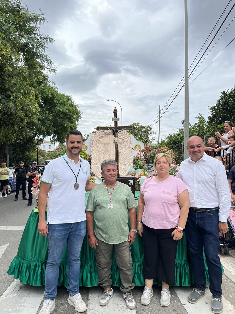 Santa_VeraCruz's tweet photo. Nuestra cofradía consigue ser el primer premio en el concurso de carrozas de la romería de Alhaurín el Grande. El Cristo de la Agonía regresa a su ermita acompañado de hermanos y hermanas de arriba.

#VeracruzALH #CofradíasMLG https://t.co/VVwLTd9Ijv