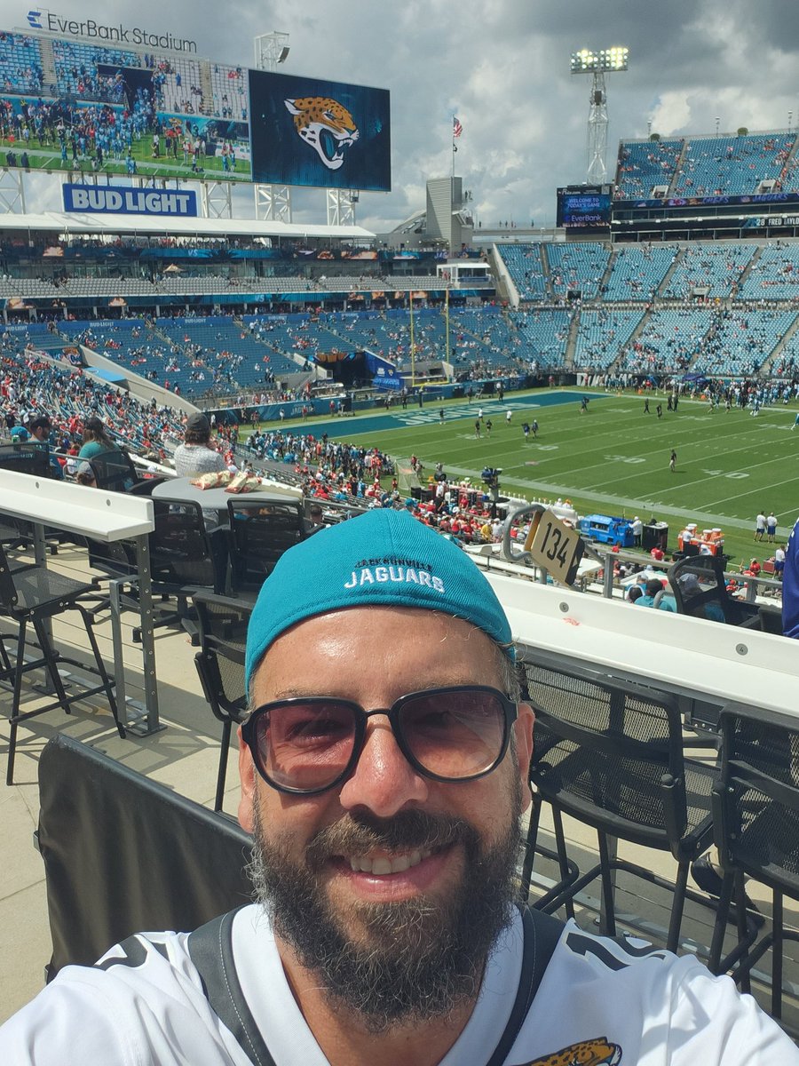 biscolanovo's tweet photo. Assistindo aqui do everbank stadium #gojaguars #NFLnaESPN https://t.co/OQgaxTg1xP