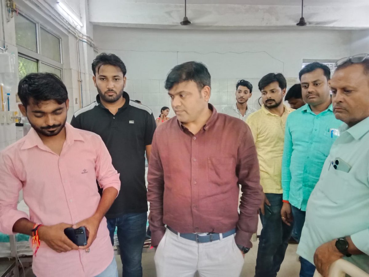 PSU_BLY's tweet photo. ग्राम पंचायत मढ़हा,ब्लॉक कुड़वार,जिला सुलतानपुर के पंचायत सहायक साथी अनिल यादव को क्रॉप सर्वे करते हुए खेत में सर्प दंश हुआ है।उन्हें पहले प्राथमिक स्वास्थ्य केंद्र कुड़वार और उसके बाद जिला अस्पताल सुल्तानपुर में भर्ती कराया गया है। 
अभी भी हालत गंभीर बनी हुई है।
जिम्मेदार कौन?? https://t.co/AbBOBzUbtS