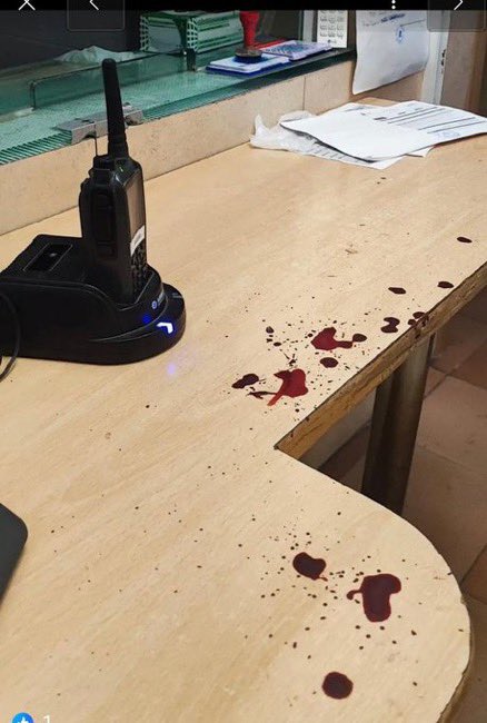 AUGC_Comunica's tweet photo. #ÚLTIMAHORA En relación a los lamentables hechos ocurridos la pasada madrugada en el Cuartel de la Guardia Civil de Chiclana de la Frontera (Cádiz), donde varios guardias civiles fueron brutalmente agredidos por un individuo de 26 años, queremos expresar nuestra profunda preocupación y consternación.

Estos trágicos sucesos ponen de manifiesto, una vez más, el inmenso riesgo al que nuestros guardias civiles se enfrentan día a día en el cumplimiento de su deber. Son el pilar fundamental de los cuerpos y fuerzas de seguridad del Estado y merecen un reconocimiento adecuado.

En AUGC llevamos años luchando incansablemente para que se reconozca a los guardias civiles como profesionales de ‘grupo de riesgo’. Su trabajo los expone constantemente a situaciones peligrosas, y es imperativo que cuenten con los medios adecuados para protegerse a sí mismos y a la sociedad que juraron defender.

El principio de autoridad está debilitado, las agresiones sobre los agentes aumentan cada año. Es necesario reforzar ese principio y aumentar las penas contra las agresiones a las FCS. 

A día de hoy, es inaceptable que, a diferencia de otros cuerpos policiales, nuestros guardias civiles no tengan índices correctores para su jubilación. Es injusto que quienes arriesgan su vida por la seguridad de nuestro país no reciban las garantías necesarias para un retiro digno. Esta situación es un agravio que no puede persistir en la seguridad pública de España.

Desde AUGC, como asociación mayoritaria en afiliación, no podemos permitir que los guardias civiles se retiren con pensiones que no reflejan los riesgos que han enfrentado durante su carrera profesional. Exigimos la implementación de índices correctores adecuados para garantizar una jubilación digna y la consideración por parte de la Administración de los riesgos diarios que nuestros guardias civiles enfrentan.

Es hora de que se haga justicia y se brinde el reconocimiento y apoyo que los  guardias civiles merecen. La seguridad de España depende de ellos, y es nuestro deber asegurarnos de que reciban el trato y la protección que necesitan y merecen. Además es fundamental como prometió M. Interior la implantación de las denominadas zonas de especial y que se dote a los guardias civiles de las herramientas necesarias, como las pistolas taser o cámaras corporales que pueden marcar la diferencia en situaciones de peligro extremo y evitar agresiones sobre los agentes como las ocurridas.

#AUGC #GuardiaCivil