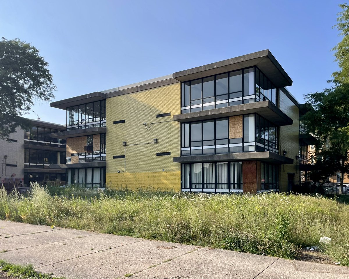 JoshLipnik's tweet photo. Overton Elementary School (1961) in the Bronzeville neighborhood of Chicago designed by the firm Perkins &amp; Will. 

One of 50 Chicago public schools closed in 2013 in the largest mass school closing in American history. https://t.co/4f5b1GM292