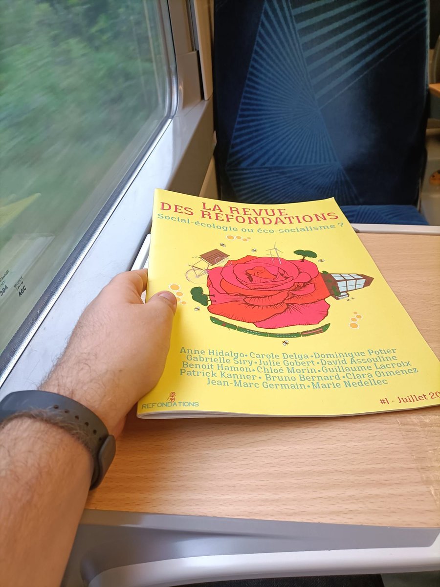 Refondations1's tweet photo. Dans le train, à la maison ou à vélo, la lecture du moment c’est la #RevueDesRefondations ✊🌹

Le deuxième numéro c’est demain ! ⏰ https://t.co/gyEJN5QVRe