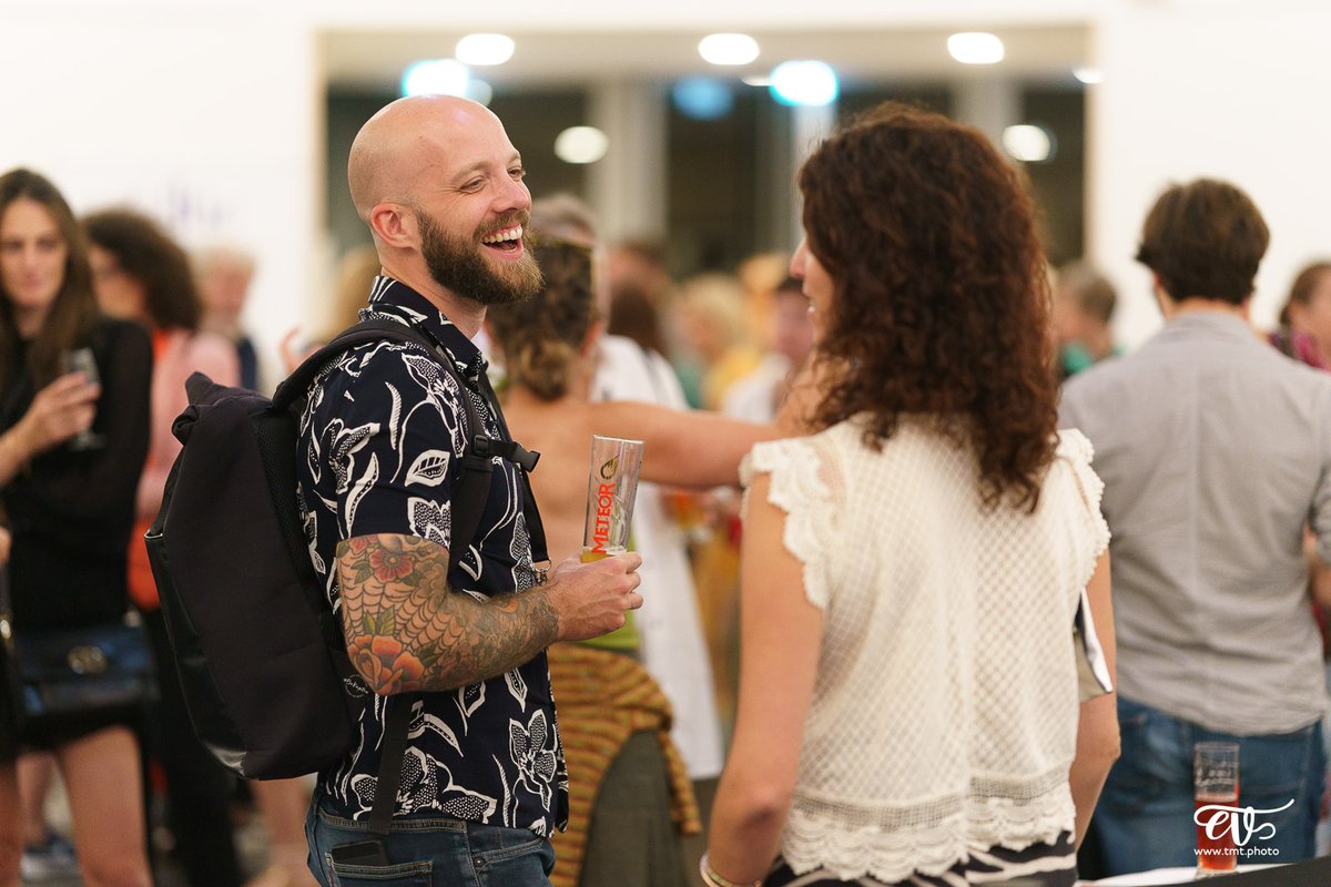 Brève de #Twapero_SXB 🍺

- Tu t'rends compte qu'on boit de la bière METEOR ☄️ et du vin du domaine des DEUX LUNES 🌕🌑 au Planétarium ?!
- Hasard de diiiiingue mon chéri...