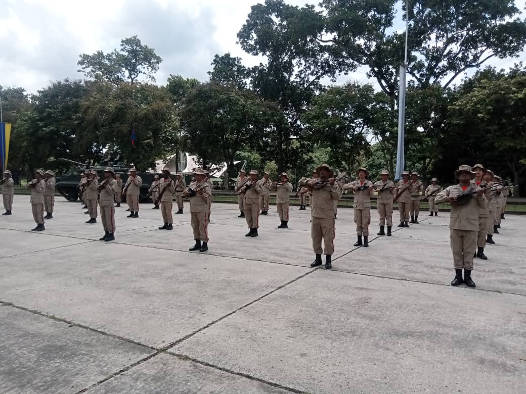 miliciabolibar1's tweet photo. @CMRegionCentral Redi Central de la Milicia Bolivariana en el Campo de Carabobo, celebrando el 206° aniversario de la creación de los Estados Mayores y graduación de la segunda promoción de Tropas Profesional,con todo el estado mayor de la Milicia Bolivariana https://t.co/rnfd38H2wr