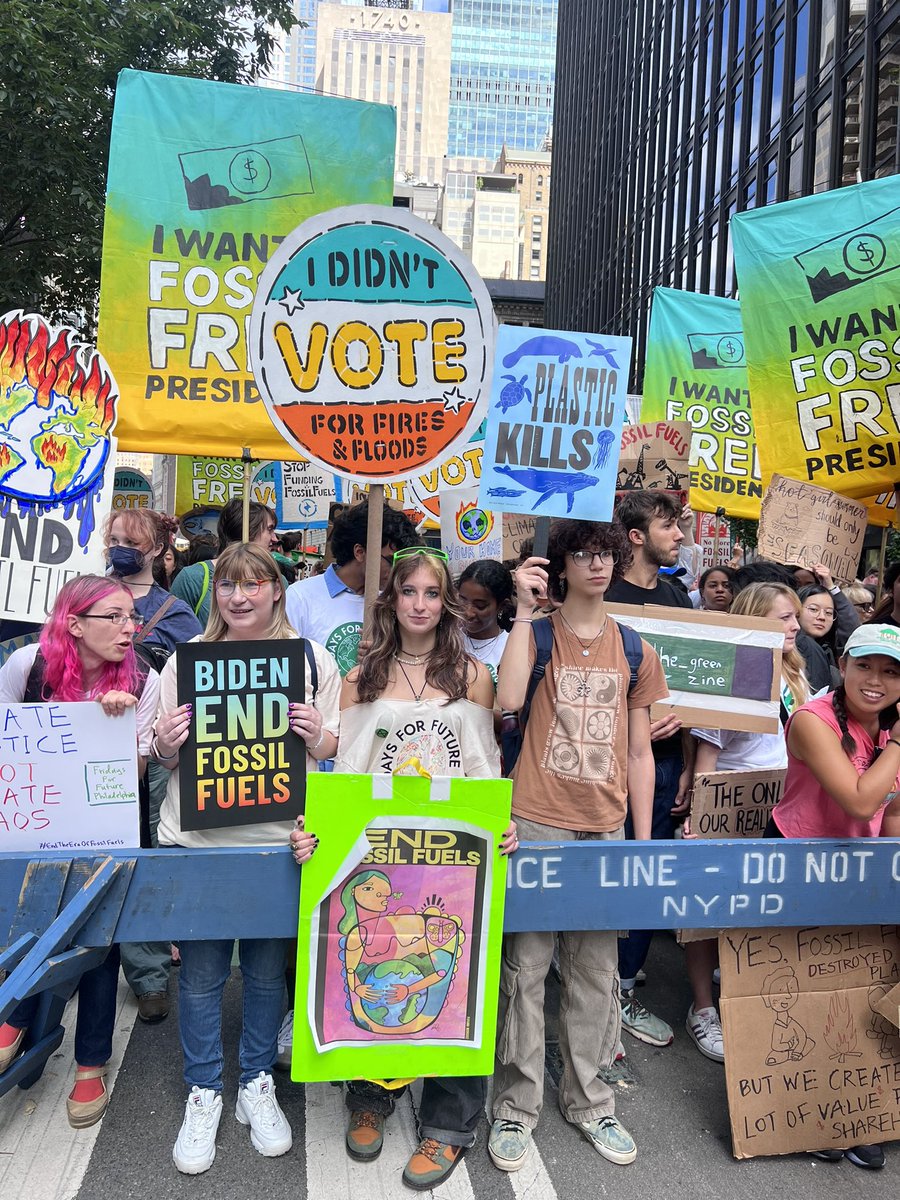 PriceofOil's tweet photo. The youth block is coming out strong at the March to #EndFossilFuels, chanting “Climate Justice! climate Justice!” https://t.co/JVsIFNFeSY