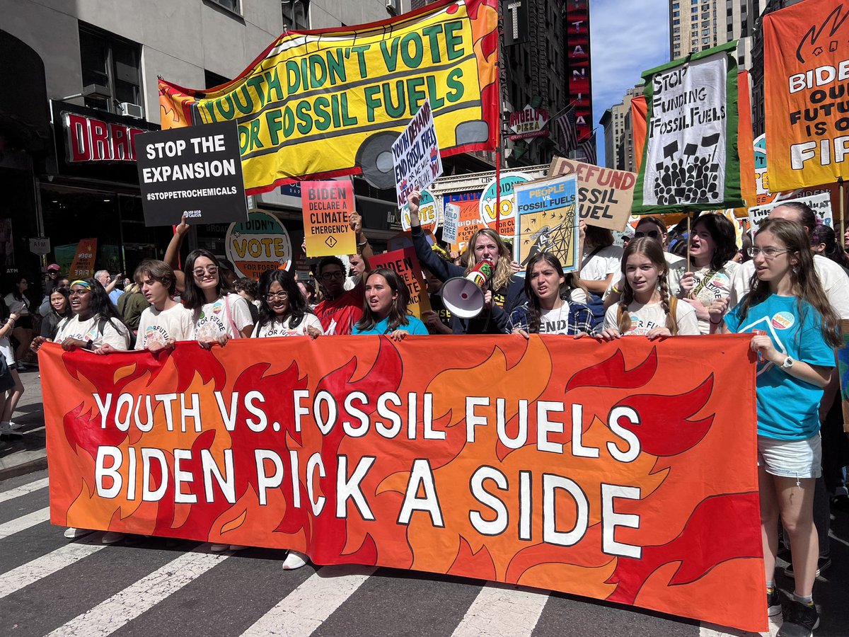 PriceofOil's tweet photo. The youth block is coming out strong at the March to #EndFossilFuels, chanting “Climate Justice! climate Justice!” https://t.co/JVsIFNFeSY