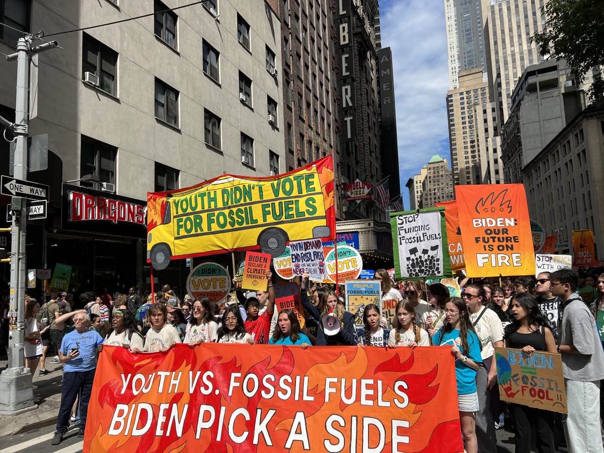 We're Outside!!! 

We’re taking to the streets of NYC for the March to #EndFossilFuels. We're taking action with thousands of people to call on <a href="/POTUS/">President Donald J. Trump</a> to be a real climate leader, and take immediate action to #EndFossilFuels 

All Power to the People! ✊🏾

⁦<a href="/FightFossils/">People vs. Fossil Fuels</a>⁩