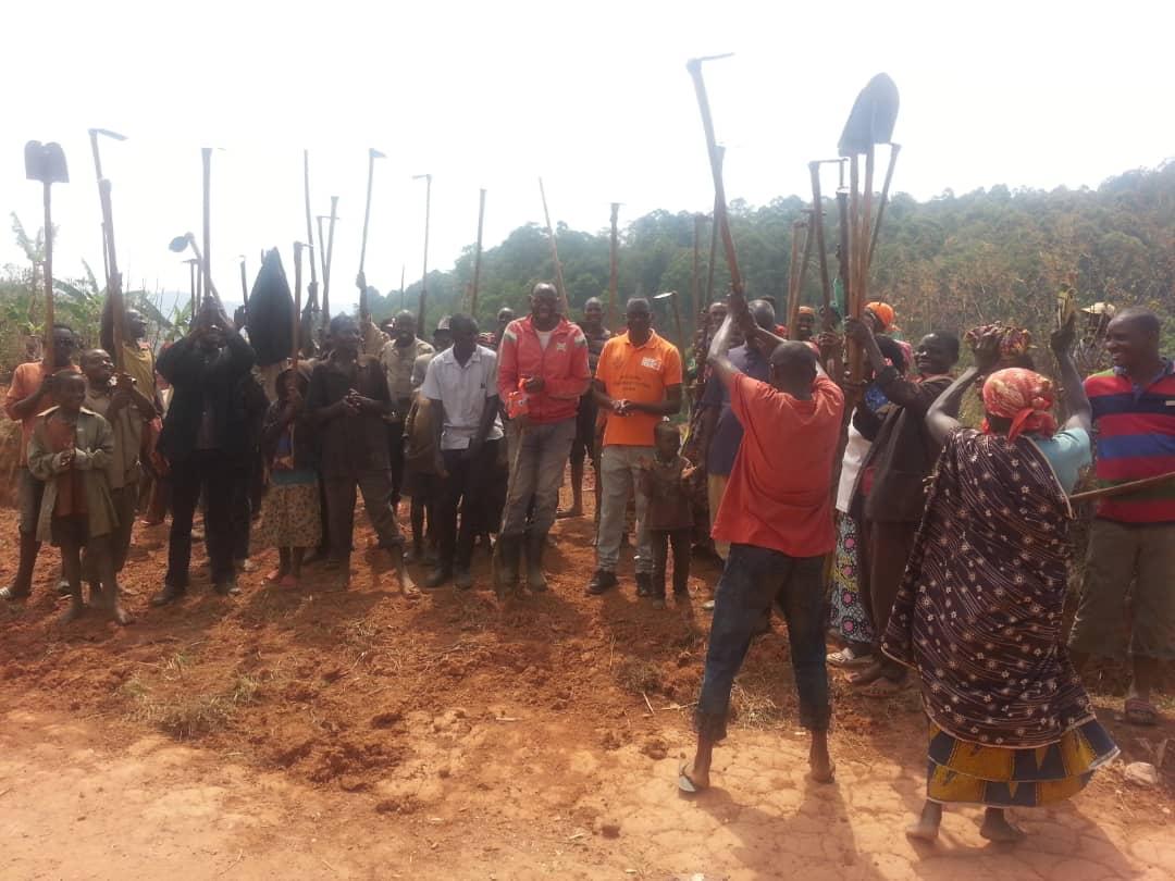 CRyansoro's tweet photo. Kuri uyu wa gatandatu, igenekerezo rya 16.09.2023, Musitanteri wa komine Ryansoro yifadikanije n'abenegihugu bo ku mutumba #Ntunda mu bikorwa vyo guca ibarabara rihuza #Kirimbi na #Rukaragata, akaba yabahamagariye abitavye ibikorwa kwitegurira neza irima ry' impeshi.#Bdi 1/3 https://t.co/eWGfGxld90