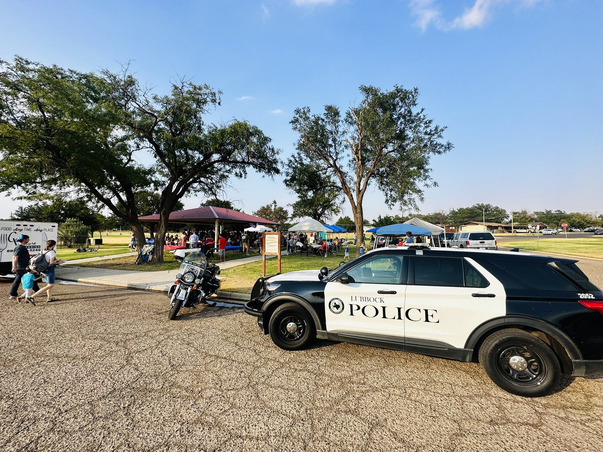 LPDCEU's tweet photo. Community-First responders barbecue, sponsored by The Lubbock Texas Stake of The Church of Jesus Christ of Latter Day Saints.

Thank y’all for this gesture 😇 
——
#lpd #lubbockpolice #lpdceu #lubbock #texas https://t.co/tdSa6SGEd3