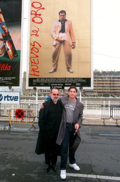 EFELafototeca's tweet photo. El director de cine Bigas Luna y el actor Javier Bardem presentaban su película "Huevos de oro" en el Festival Internacional de Cine de San Sebastián, #TalDiaComoHoy de 1993. #EFEfototeca https://t.co/khqKt1EWEX