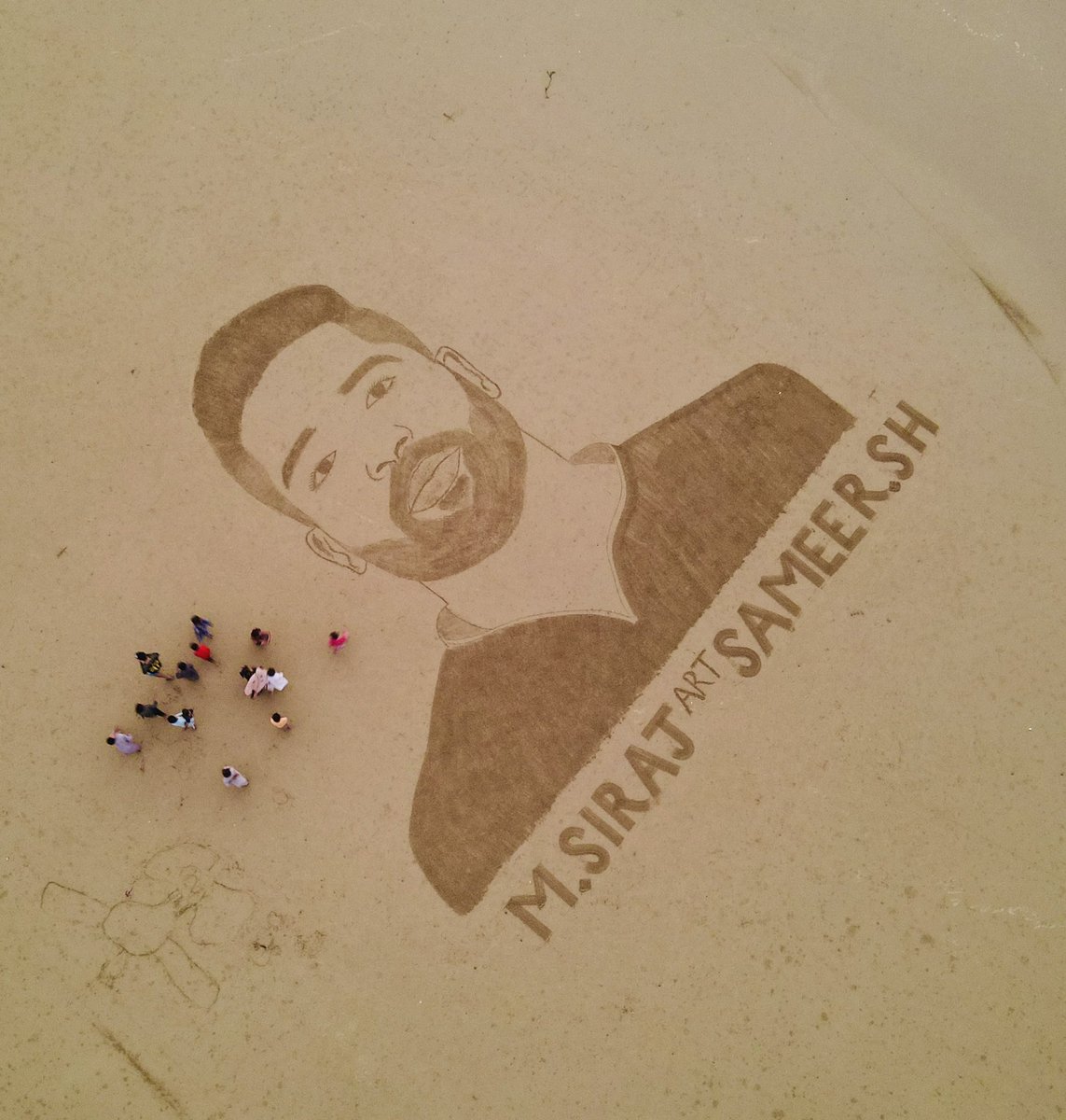 InsideSportIND's tweet photo. Portrait art of Mohammed Siraj by sand artist Sameer Shoukat 😍👏🏏
📸:- Sameer Shoukat
#MohammadSiraj #SameerShoukat #INDvSL #AsiaCupFinals #Champions #Insidesport #crickettwitter https://t.co/gJ4z23MCVd
