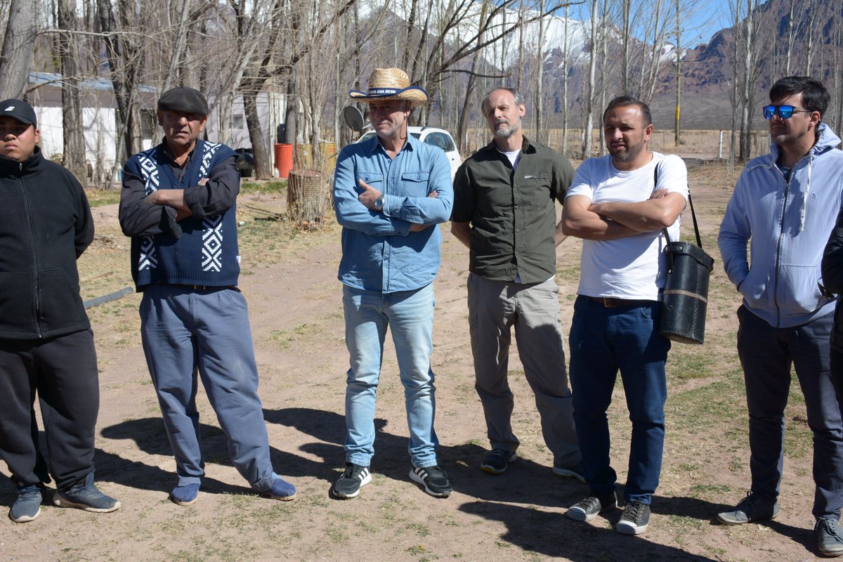 AnaFranchi3's tweet photo. de la Asoc. de Productores Agrícola- Ganadera “Mario Velázquez”. Allí especialistas del @CONICETDialoga junto a las y los productores trabajan en conjunto en la implementación de mejoras tecnológicas en la producción bovina con impacto en el sector socio-productivo de la región. https://t.co/L5iuAiRz5F