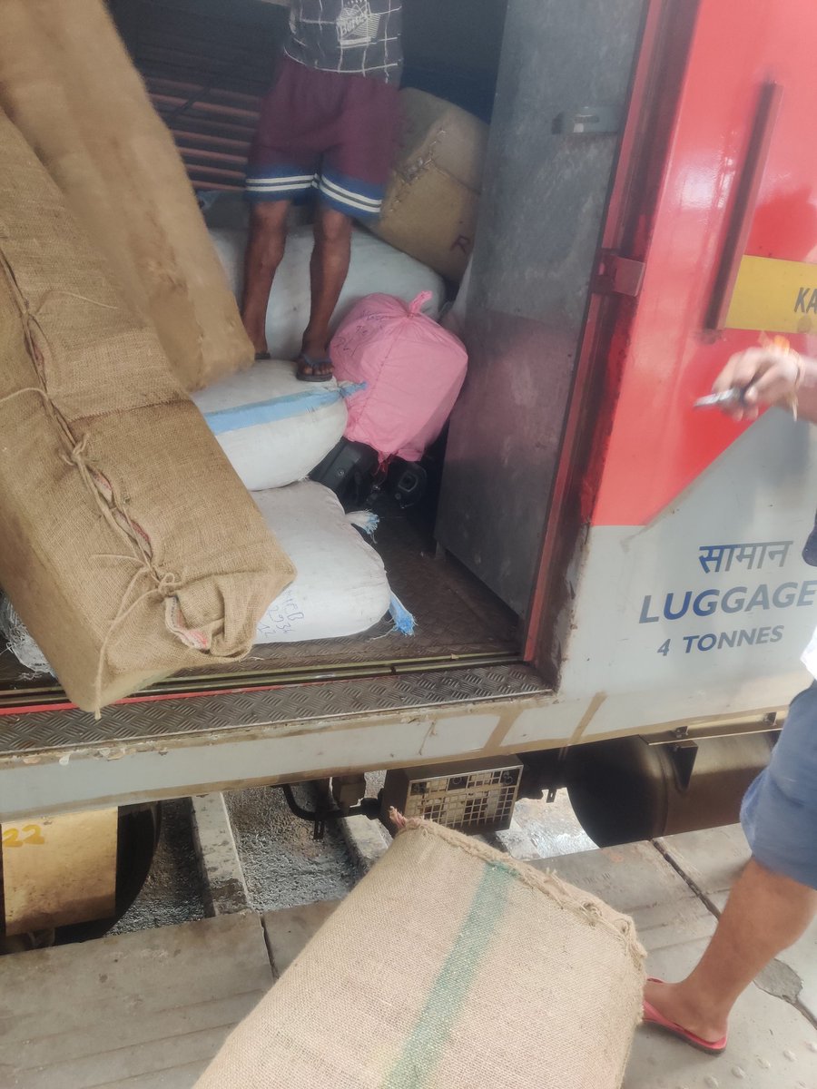 TheGaurav1313's tweet photo. Dear @AshwiniVaishnaw sir, I did a bike parcel but a little bit of care during transportation would be much appreciated. Other luggage was loaded on top of my bike and also it was thrown off balance and was leaning on to a side due to which it developed scratches in the silencer https://t.co/GZoPwNtYtY
