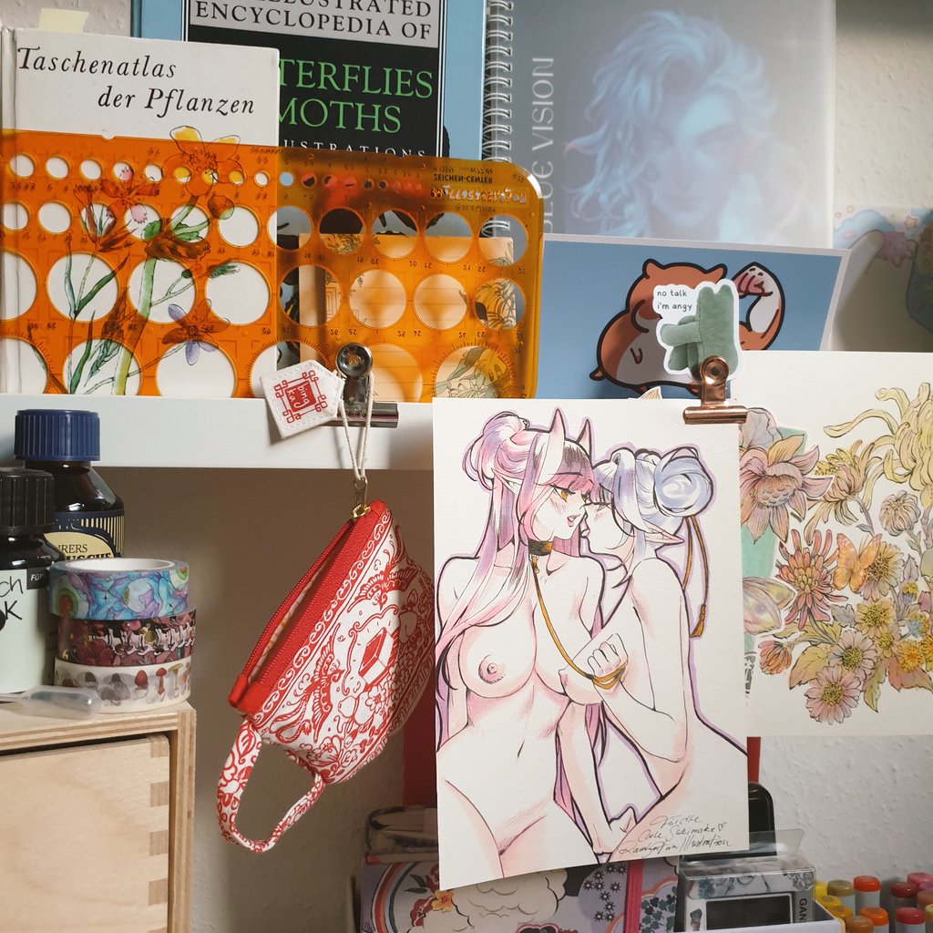 Sakimake's tweet photo. @RambutanArt Hängt grad noch improvisorisch einfach überm Schreibtisch aber macht sich auch im kreativen Chaos gut ♥️ https://t.co/4V1z6eU8Uu