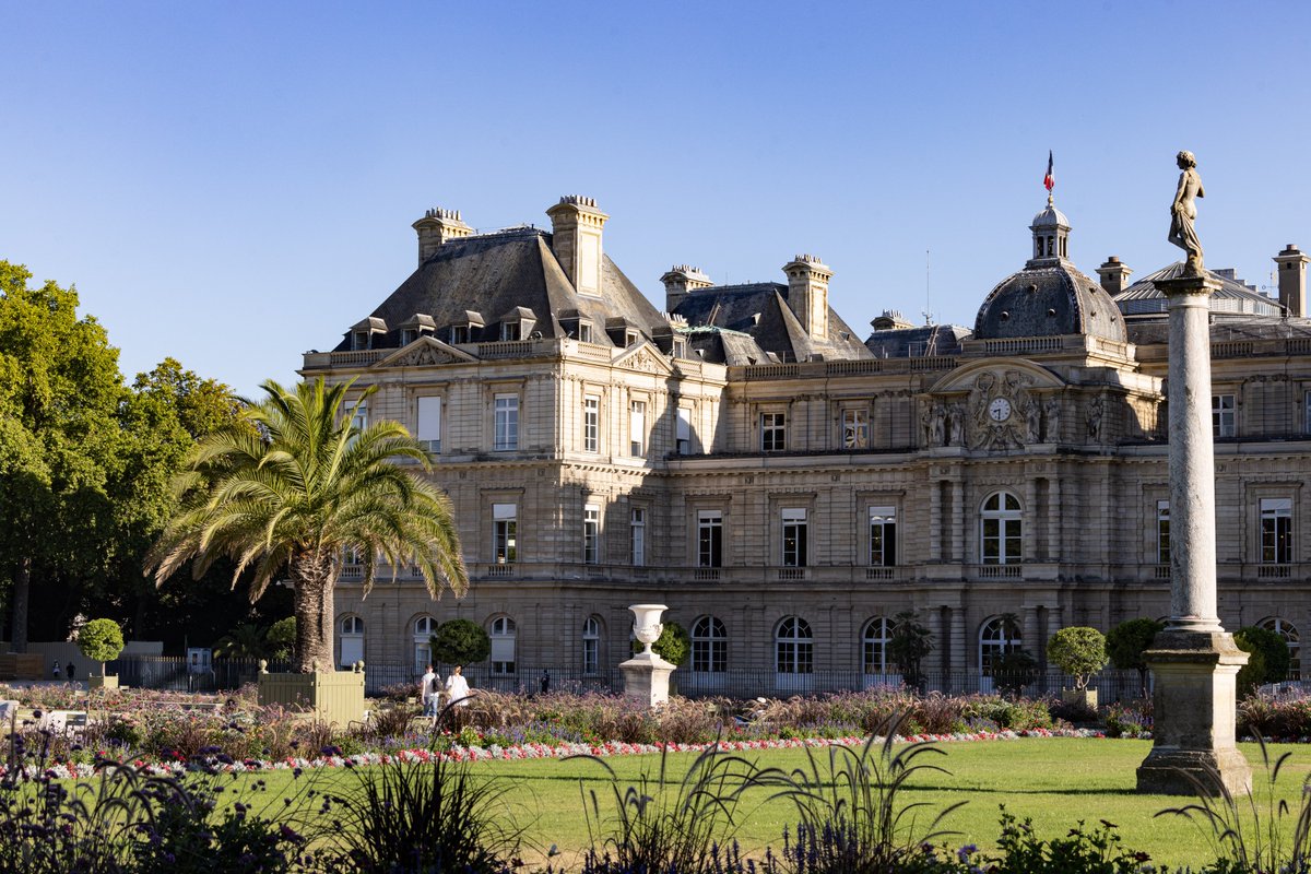 Senat's tweet photo. 🤩 Merci aux 21 874 personnes venues découvrir le Sénat et les serres du Jardin du Luxembourg pendant ce week-end des Journées européennes du patrimoine ! 🇫🇷 #JEP2023 https://t.co/algG3GC5t6