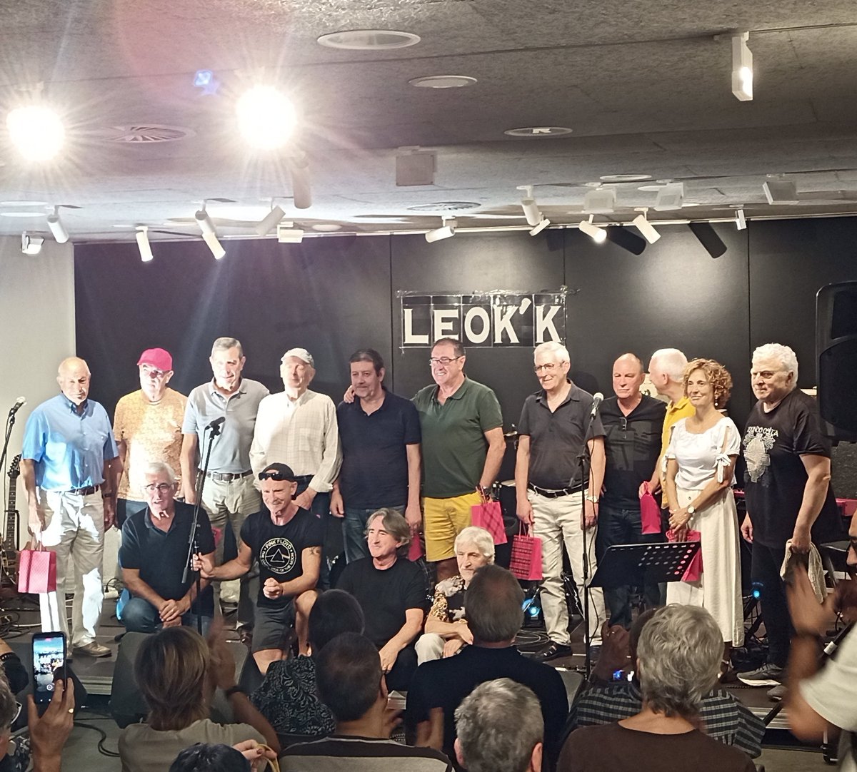 Benetan hunkigarria gaurkoa! Merezitako omenaldia bailarako rockaren aitzindariei.  Eskerrik asko Leok'k taldeari, egindako lanagatik, bihotzez!