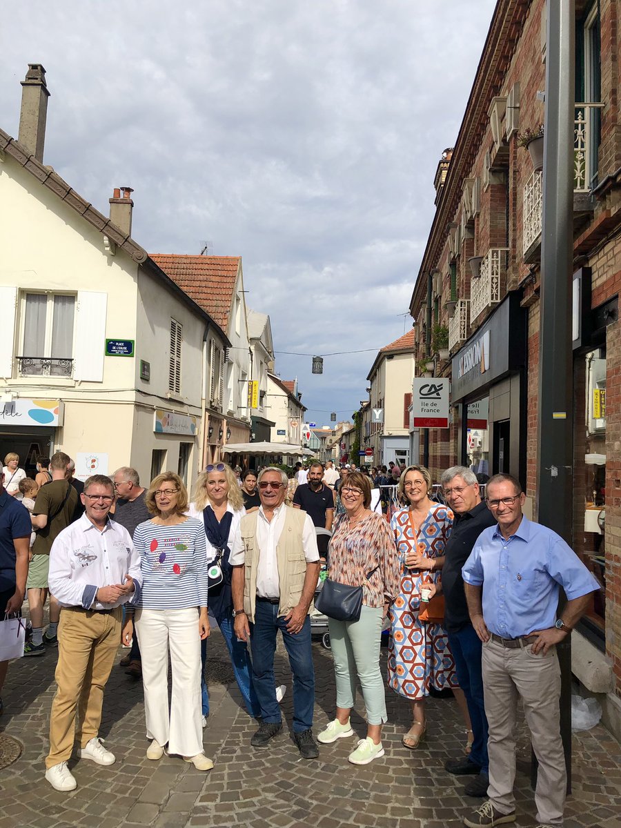 PourSucy's tweet photo. 44ème brocante de Sucy, fidèle à ses promesses : beau temps, bonnes affaires, de la musique, le défilé de la confrérie des Coteaux accompagnée par l’Harmonie Municipale de Sucy et une belle animation de la place du Village avec les Entrepren’Elles. 
#sucy
@VilleSucy https://t.co/Legi6S9hox