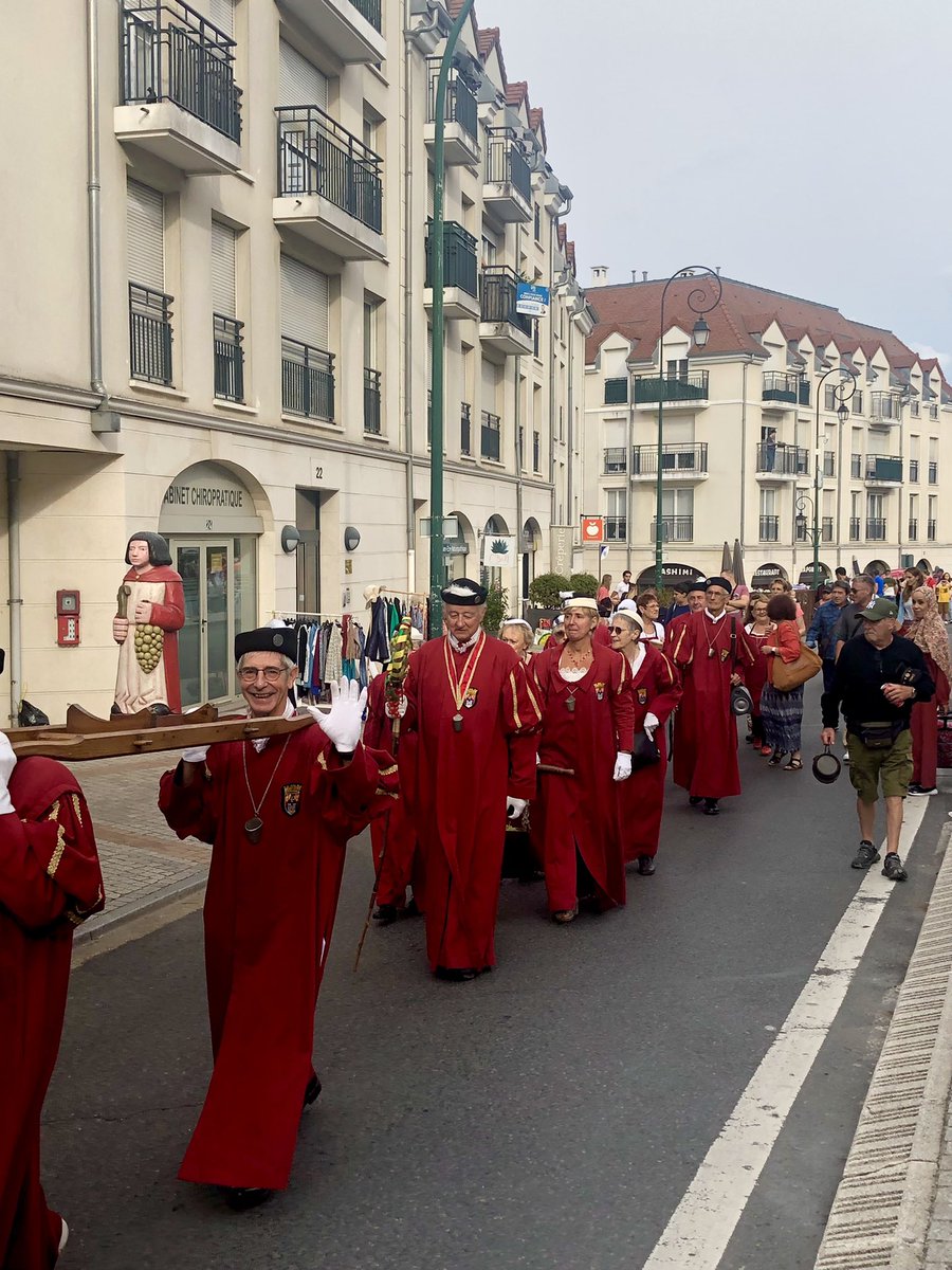 PourSucy's tweet photo. 44ème brocante de Sucy, fidèle à ses promesses : beau temps, bonnes affaires, de la musique, le défilé de la confrérie des Coteaux accompagnée par l’Harmonie Municipale de Sucy et une belle animation de la place du Village avec les Entrepren’Elles. 
#sucy
@VilleSucy https://t.co/Legi6S9hox