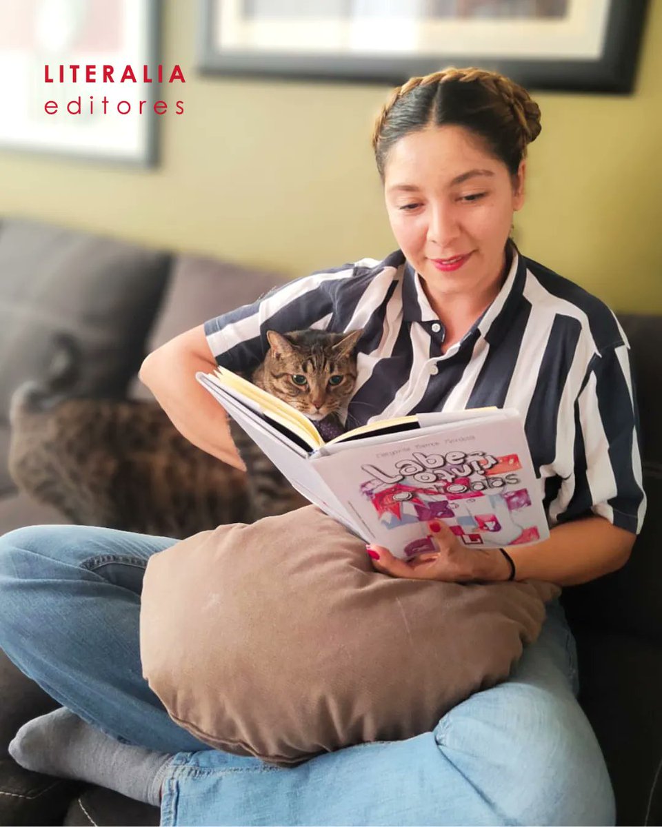 LiteraliaEd's tweet photo. Domingo de lectura en el sofá con grata compañía 😻 

#DomingoRelax #Literalia35años https://t.co/MlEzfwl4jA