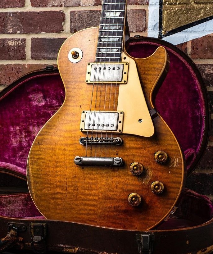 muerdekeroyo's tweet photo. #GibSunday 1959 Les Paul Standard Burst called “Gemini”. Within four serial numbers of “Greeny” #guitar #Gibson #FamousGuitars #Grenny https://t.co/55Lqq31OSe