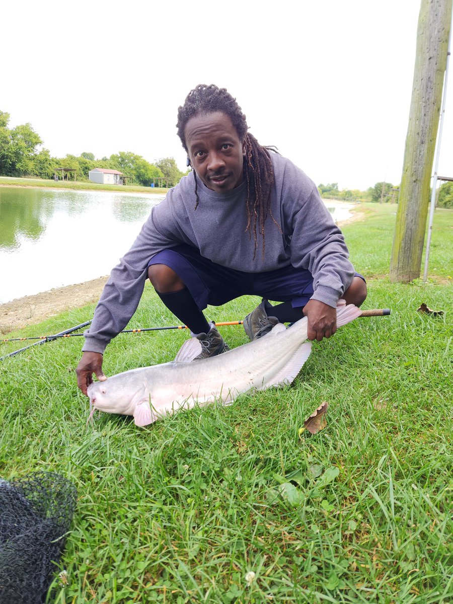 BingoLong73's tweet photo. @Browns ain't playing. 🤔 Then fish on!! 23.3lbs Blue catfish! I usually don't take pictures with anything under 30lbs. But, this sumbitch made me knock over a cold 🍺 😡 #FishOn #GetMeAbeer https://t.co/Co42sDDJSu