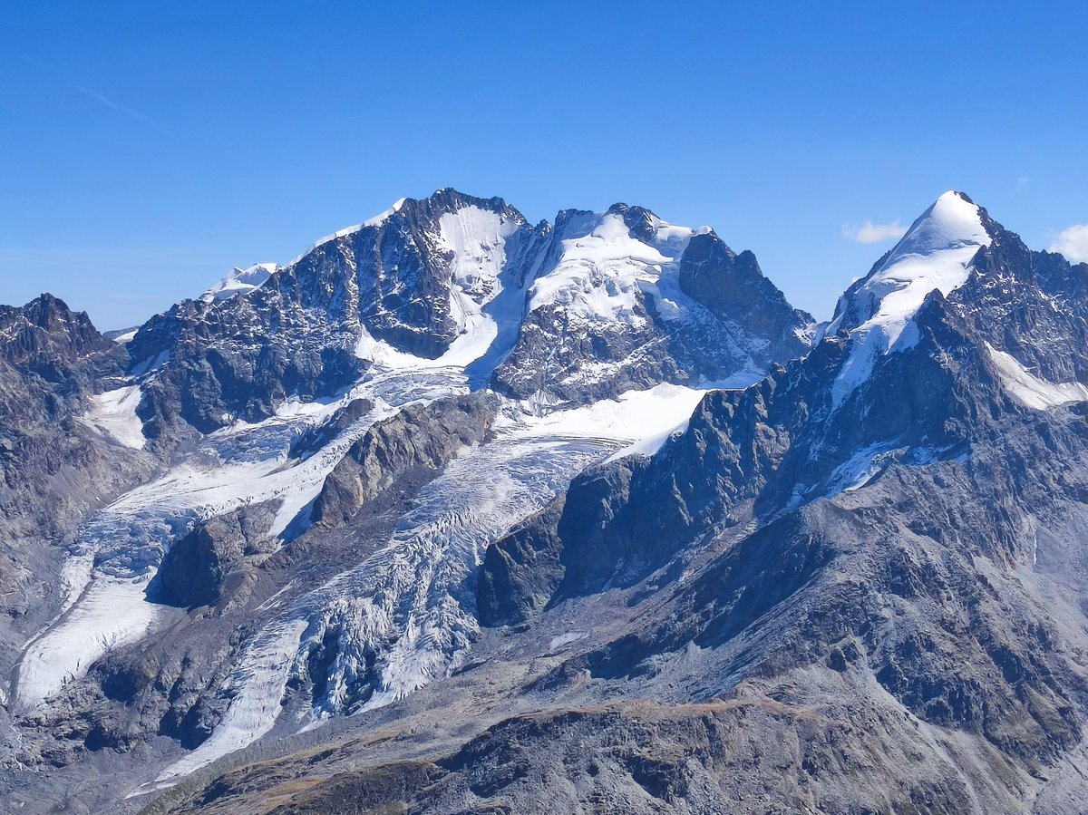 matthias_huss's tweet photo. The only 4000m peak of the Eastern Alps, Piz Bernina. In 1970 (left) and 2023 (right). Find the difference...
Still beautiful, but the majestic #glaciers are on a fast decline. Almost half of the total ice volume of the Alps was eliminated during this time period. https://t.co/rGh5zIjc38