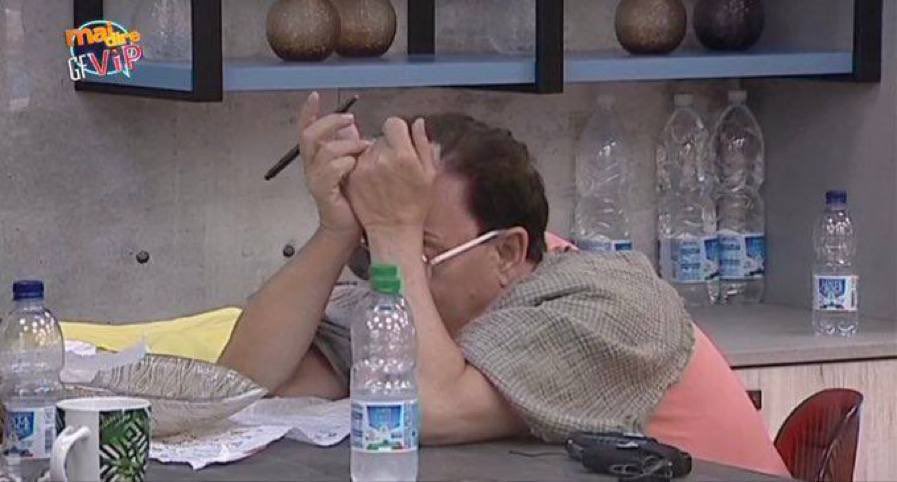 giadaisheree's tweet photo. Io ogni volta che Rosy apre bocca #GF #GrandeFratello https://t.co/bDG6GeVGnG