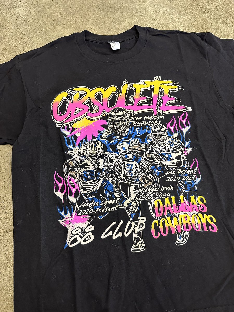obsoletestreet's tweet photo. GAME DAY!🏈 only a medium and XL left in the black colorway! https://t.co/4FQGYn81SU https://t.co/oeN7HJsuDV