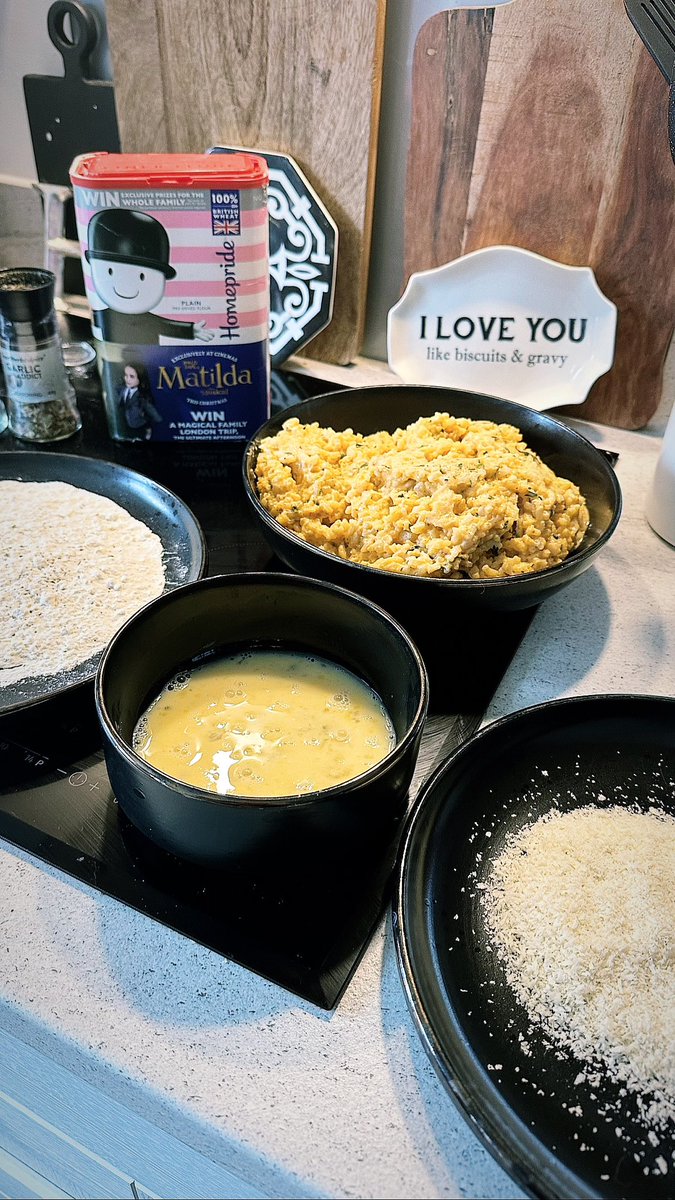 DollyHPN's tweet photo. Buon appetito! 🇮🇹 

I’ve been playing in the kitchen this Sunday afternoon 👩🏻‍🍳 

• Cheesy Arancini Bites
• Casareccia Pollo Piccante

#foodie #foodporn #ChefHolly https://t.co/mw6JZXxvEA