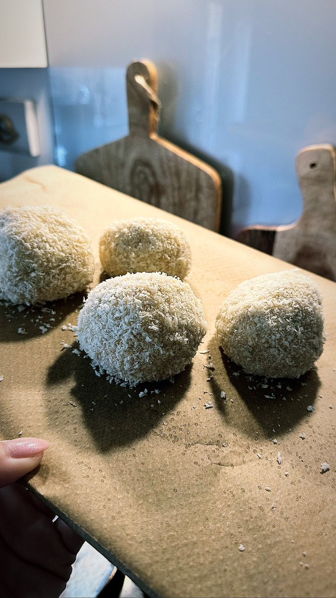 DollyHPN's tweet photo. Buon appetito! 🇮🇹 

I’ve been playing in the kitchen this Sunday afternoon 👩🏻‍🍳 

• Cheesy Arancini Bites
• Casareccia Pollo Piccante

#foodie #foodporn #ChefHolly https://t.co/mw6JZXxvEA