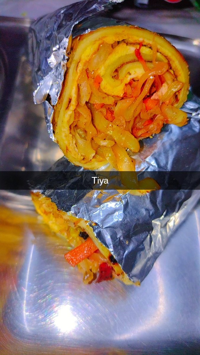 _SoulfulGirl's tweet image. सन्डे हो या मंडे रोज़ खाइए अंडे। 😍🤣
Enjoying egg role ❤️
#eggrole