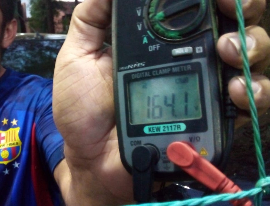 briancaceresv's tweet photo. 164 voltios tenía la columna que electrocutó a Rolo Núñez en el Arrayanes.

Él estaba sentado, descansando en medio del partido para volver a entrar cuando ocurrió la tragedia (que pudo ser evitada).

Esto no puede quedar así, tienen que aparecer los responsables e ir PRESOS. https://t.co/kELNGDqyBs
