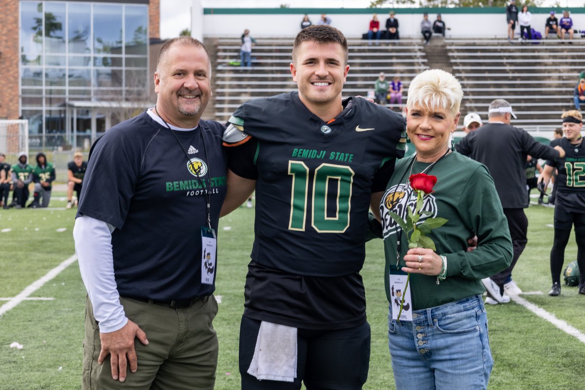 A few photos from Senior Day! Check out the entire photo gallery of the 25 seniors here: bsubeavers.com/galleries/foot… 📷Kortney Carlin #GoBeavers #BeaverTerritory #GrindTheAxe