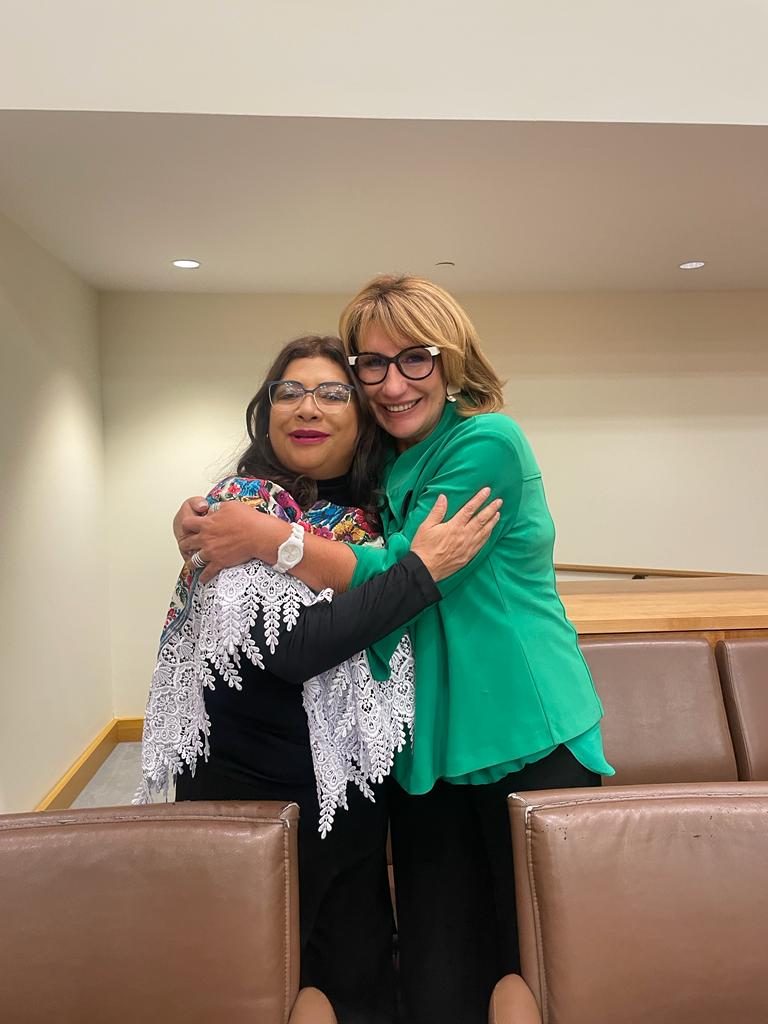ClaraBrugadaM's tweet image. Siempre es enriquecedor intercambiar ideas y aprender de grandes mujeres como @CosseCarolina, alcaldesa de #Montevideo; @UCLG_Saiz, secretaria general de @uclg_org; y @ClaudiaLopez, alcaldesa de #Bogotá. Un gusto coincidir en el #SDGActionWeekend de @UN en #NuevaYork.