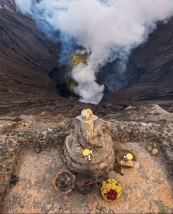 LostTemple7's tweet photo. Somewhere deep inside Indonesia https://t.co/dJwyQHcz7T